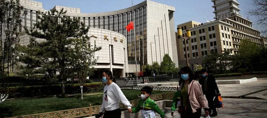El Banco Popular de China (PBOC) dijo que reducirá el coeficiente de reservas obligatorias...
