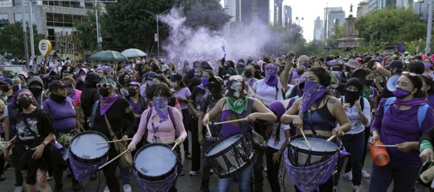 En Colombia decenas de mujeres salieron a protestar desde la media tarde en puntos...