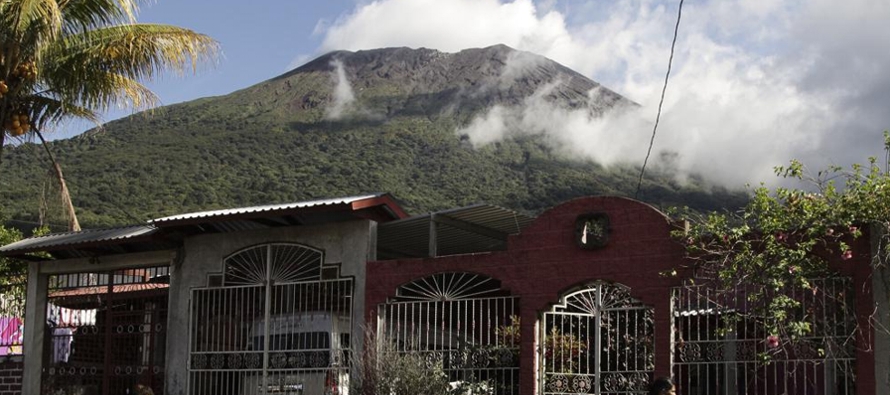 El Observatorio de Ambiente informó que el volcán, ubicado a 135 kilómetros al...