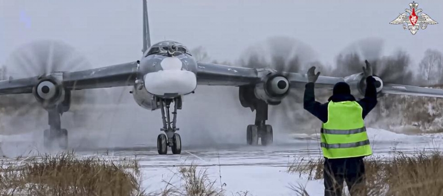 Los bombarderos Tu-95 de la Fuerza Aérea rusa y los H-6K chinos sobrevolaron el Mar de...