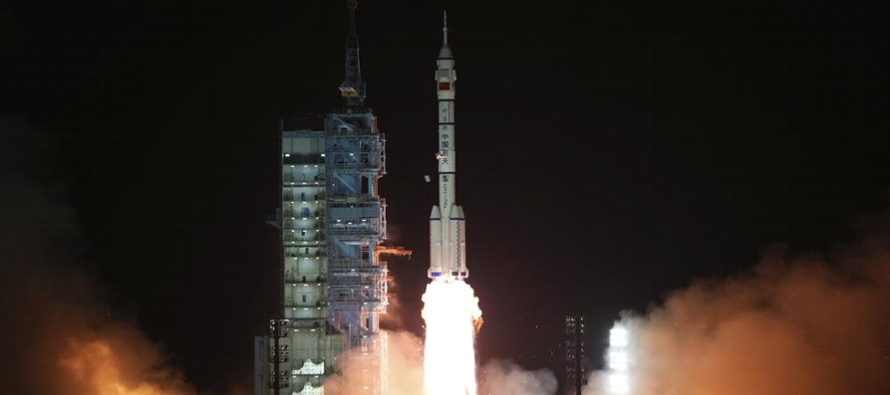 Nave china con 3 astronautas llega a estación espacial