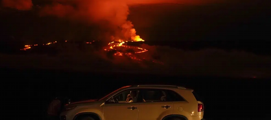 Mauna Loa despertó el domingo de su letargo de 38 años, arrojando ceniza y rocas...