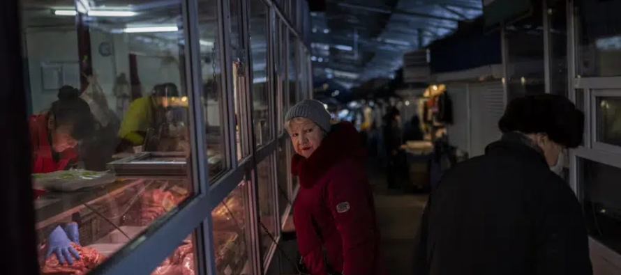 Caminando con cautela rumbo a un tren de evacuación, Liudmyla Biloshysta, de 79 años,...