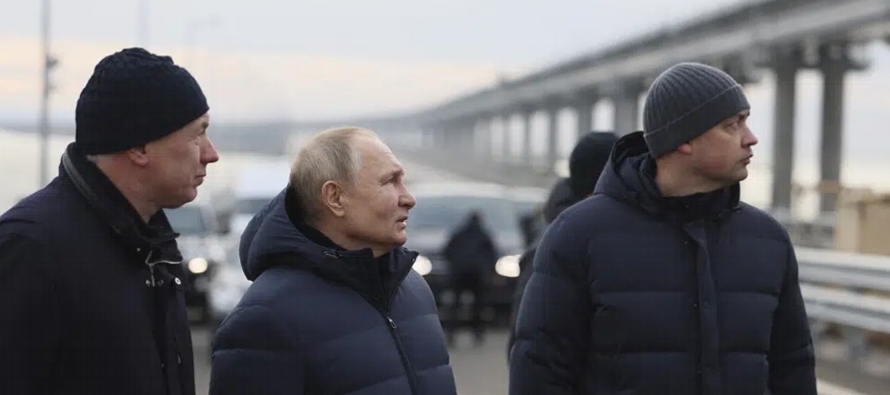 Putin tomó el volante para cruzar el puente que une Rusia continental con la...