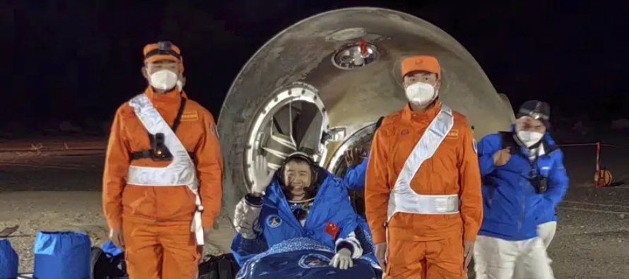 Una tripulación de tres astronautas chinos despegó el martes para la última...