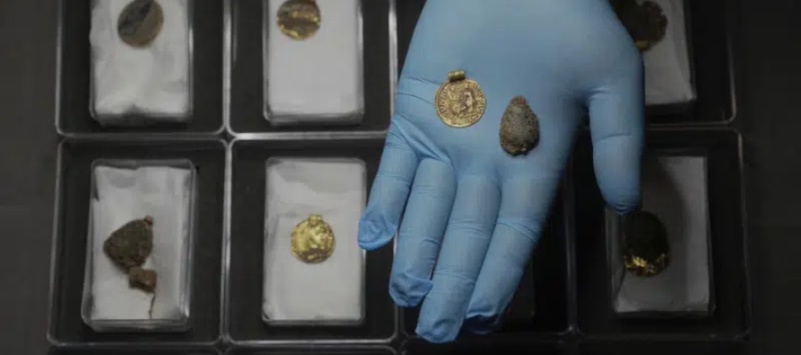 Arqueólogos en Gran Bretaña hallan collar de oro y joyas del siglo VII