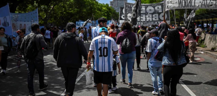 La economía argentina le prende una vela a cada santo