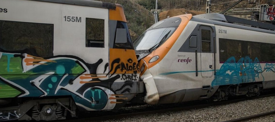 La colisión ocurrió en una línea ferroviaria cerca de Montcada i Reixac, una...
