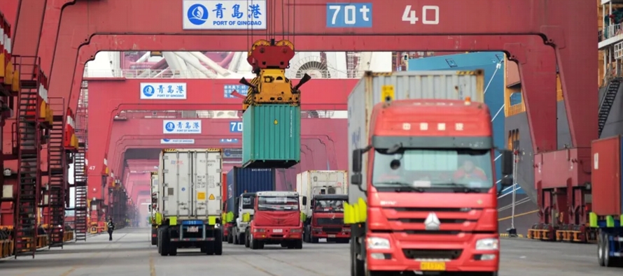 En concreto, las exportaciones crecieron un 0,9 % hasta los 2,1 billones de yuanes (300.568...