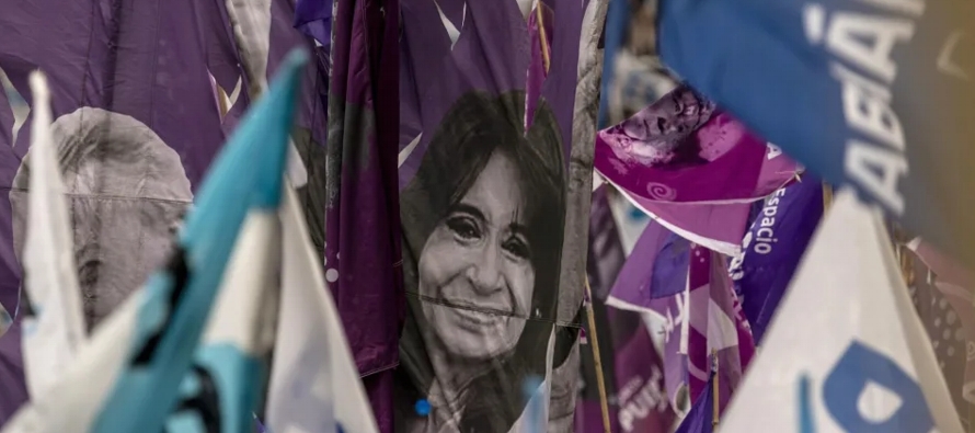 El martes, Fernández de Kirchner fue sentenciada a seis años de prisión y se...