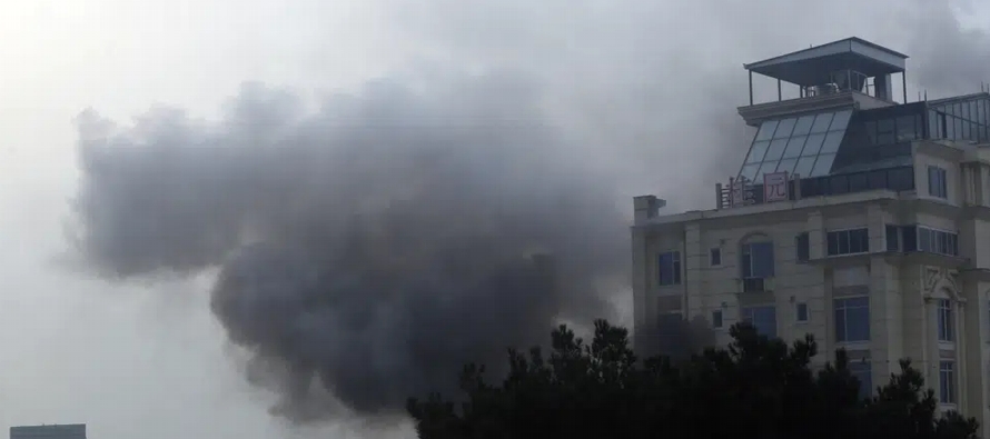 Columnas de humo se alzaban el lunes por la tarde desde el Hotel Kabul Longan, un edificio de 10...