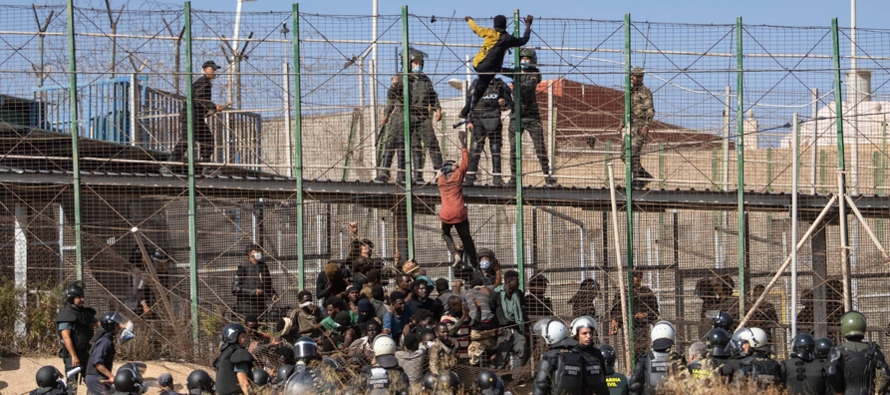 Las muertes se produjeron el 24 de junio, cuando unos 2,000 migrantes asaltaron la cerca fronteriza...