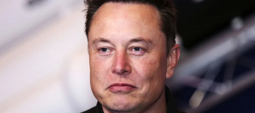Musk, de 51 años, ha visto caer su fortuna en más de US$100,000 millones desde enero...
