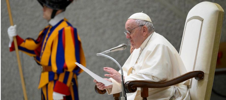 El Papa Francisco preside la Audiencia General en el aula Pablo VI del Vaticano e invita a...