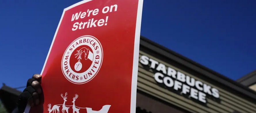 Alrededor de un millar de empleados en 100 locales planeaban parar, según Starbucks Workers...