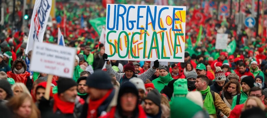 La marcha, convocada por los principales sindicatos de Bélgica, partió en torno a las...
