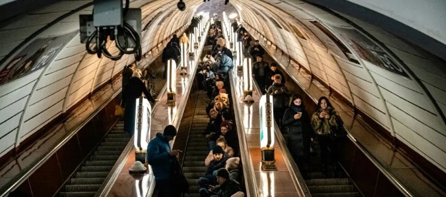 Los habitantes de la capital se refugiaron en las estaciones de metro, después de que el...