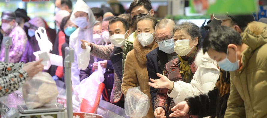 La ciudad de Guiyang, en la provincia sureña de Guizhou, propuso que las personas infectadas...