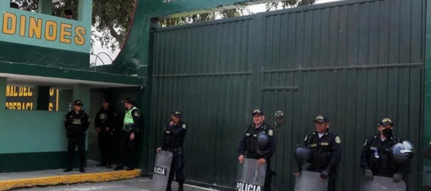 La esposa de Castillo, Lilia Paredes, está siendo investigada por la justicia peruana por...