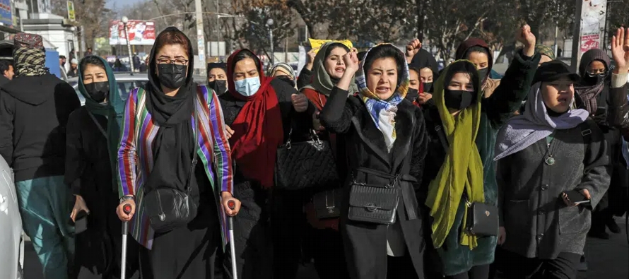 Los gobernantes talibanes del país ordenaron esta semana que las mujeres dejaran de asistir...