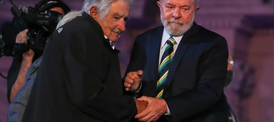 Los expresidente de Uruguay Julio María Sanguinetti (1985-1990 y 1995-2000) y José...