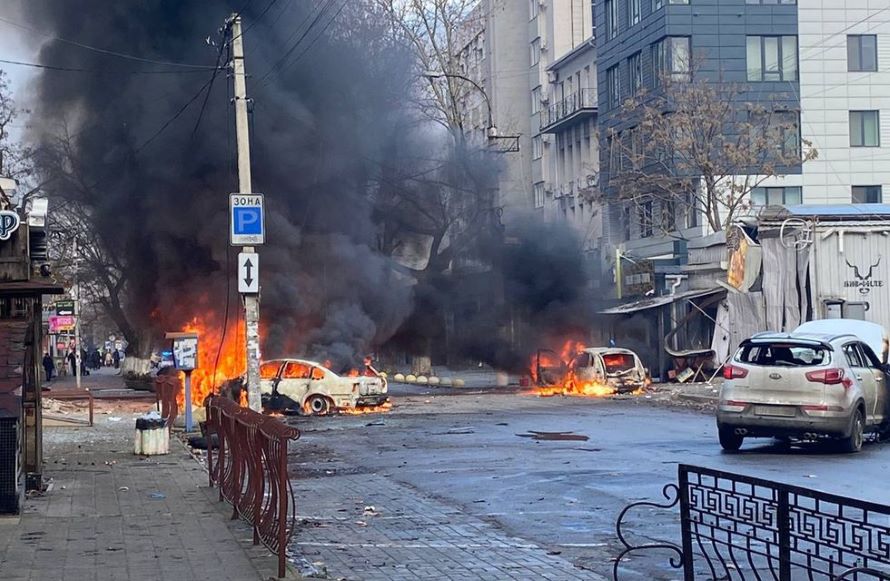 Proyectiles rusos cayeron el sábado sobre la ciudad ucraniana de Jersón, matando a...