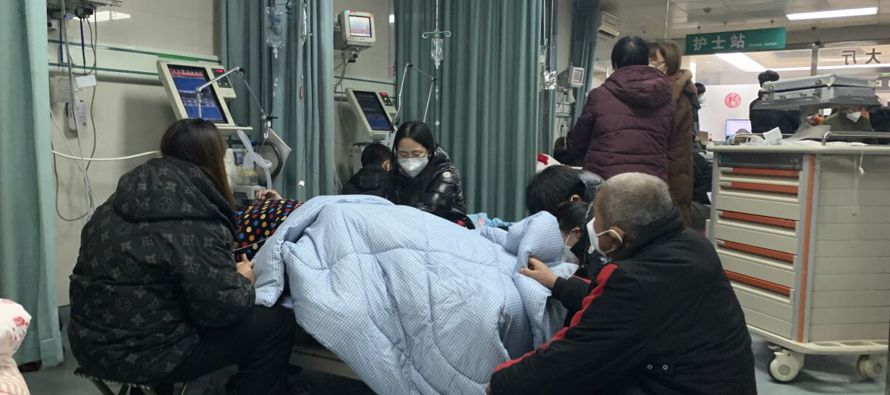 Cuando Yao y su esposo conducían de hospital en hospital, se topaban con salas llenas. El...