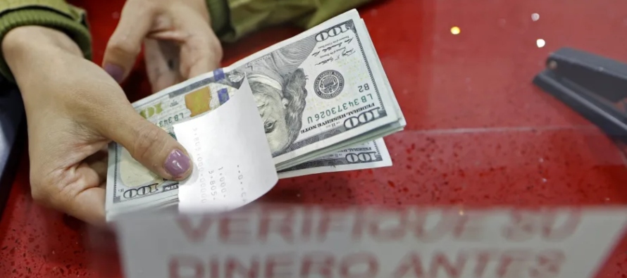 La divisa estadounidense subió este lunes 6 pesos en el mercado paralelo, hasta un nuevo...