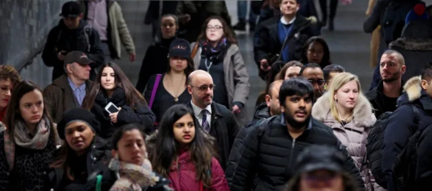 "Neoyorquinos y turistas continúan acudiendo en masa al metro, lo que demuestra que no...