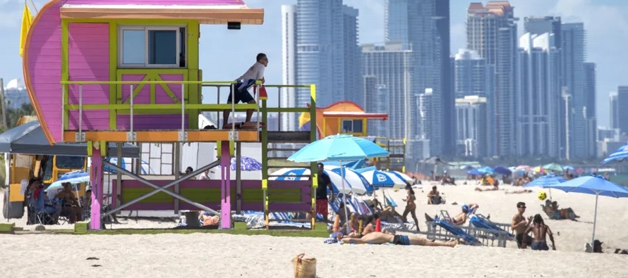 En Miami Beach, si se cumple la ley, no habrá más colillas ni filtros en la arena,...