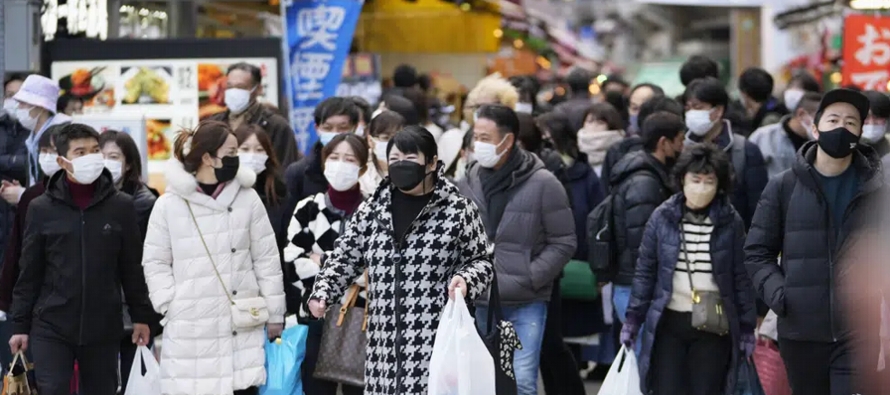 Japón reportó una cifra récord de 420 muertes por coronavirus, rompiendo el...