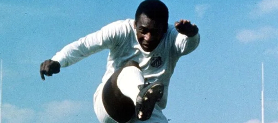 Ganó la Copa del Mundo con Brasil en 1958, 1962 y 1970, el único jugador que ha...