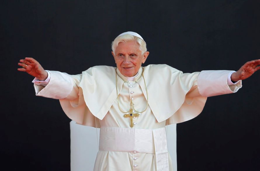 El papa emérito definió un rumbo conservador para la Iglesia católica romana,...