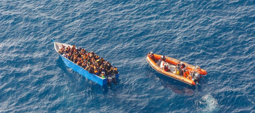 En otro rescate, las autoridades rescataron a 51 hombres de un bote inflable cerca de Lanzarote,...