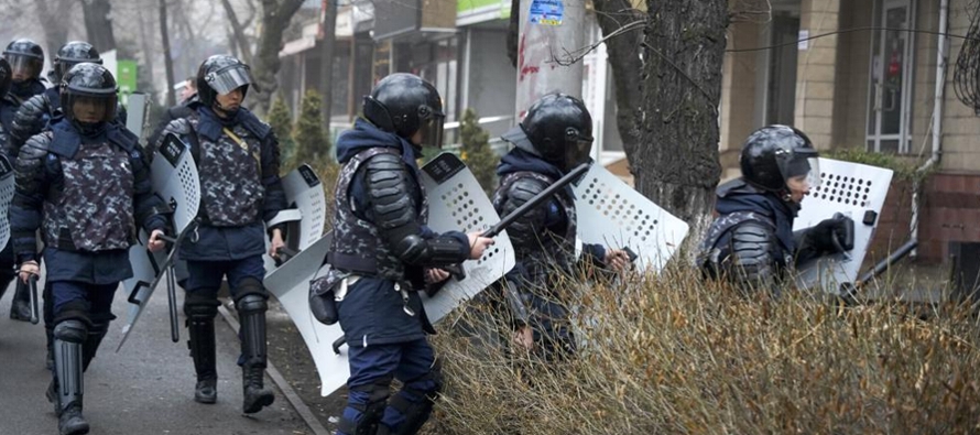 Durante la noche se produjeron intentos de asalto a edificios oficiales en Almaty, la ciudad...