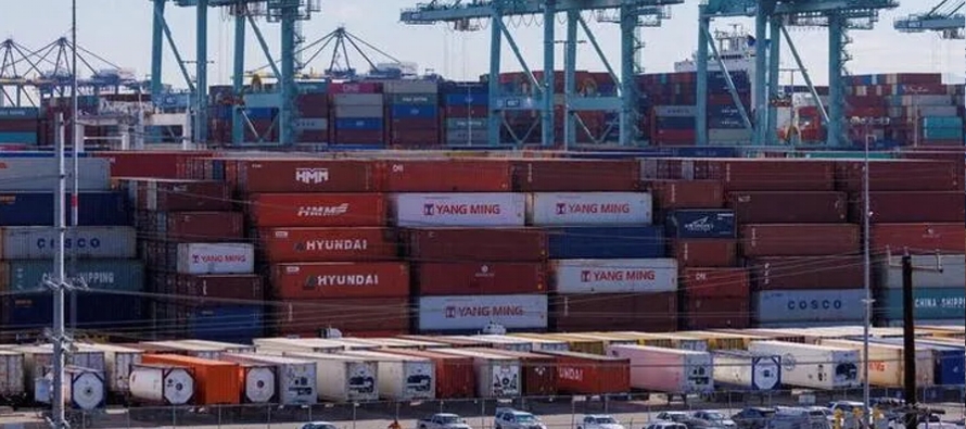 El Departamento de Comercio dijo el jueves que la brecha comercial aumentó un 19,4%, a...