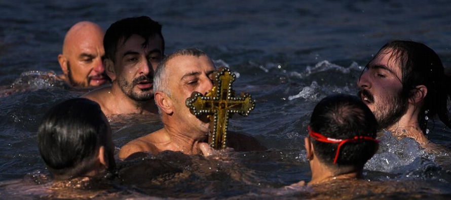 En Bulgaria, miles de cristianos ortodoxos ignoraron las recomendaciones para evitar aglomeraciones...