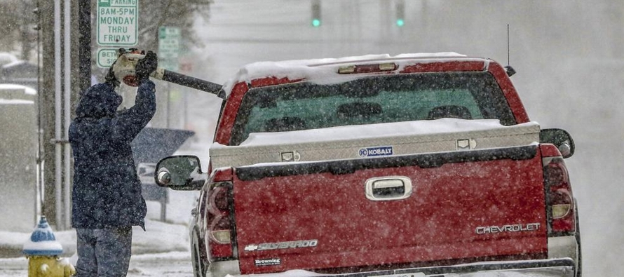 En Nashville cayeron 16 centímetros (6,3 pulgadas) de nieve el jueves, superando el...