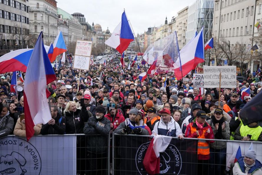 Miles de personas marcharon el domingo por la capital de la República Checa para protestar...