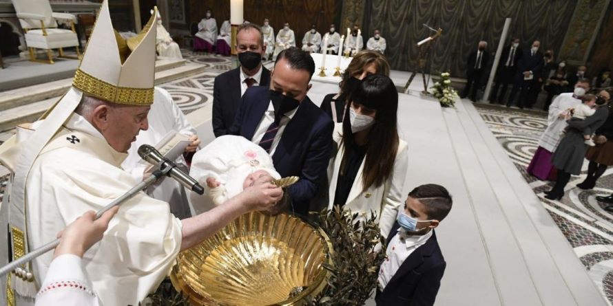 El papa Francisco bautizó el domingo a 16 bebés en el esplendor de la Capilla...