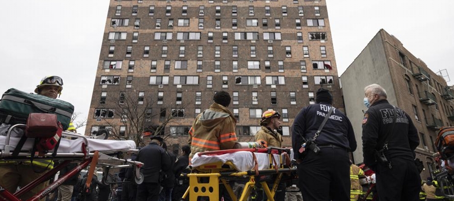 El incendio en el edificio de 19 pisos en el distrito del Bronx aparentemente se originó por...
