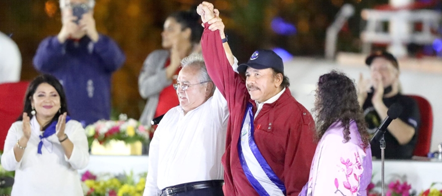 En una ceremonia que reflejó su aislamiento internacional, Ortega recibió la banda...