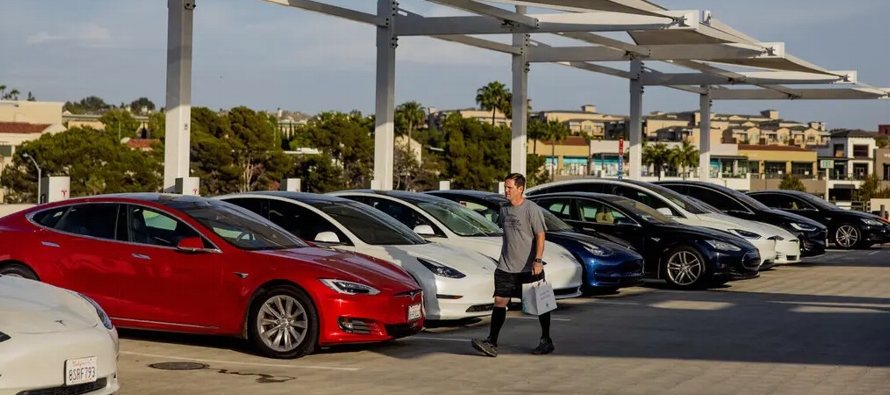 Tesla registró sus ventas más altas en todos los trimestres y cerró el...