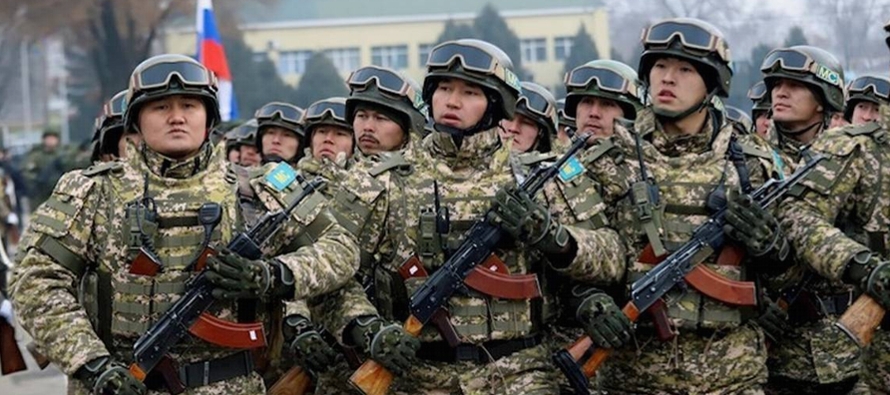 Según el Ministerio de Defensa ruso, los soldados en suelo kazajo estaban preparando los...