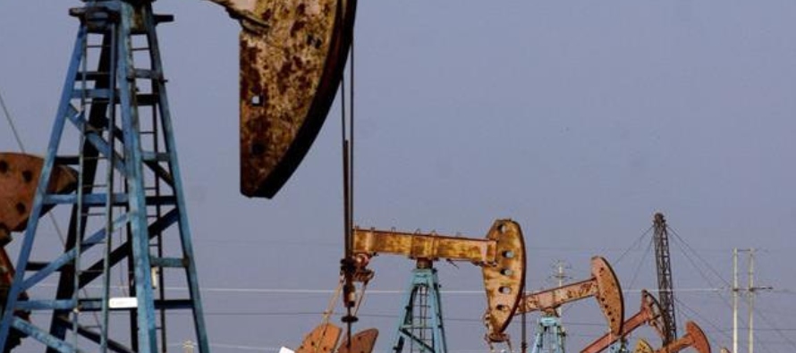 El petróleo de referencia estadounidense sube por cuarta semana consecutiva, presionado por...