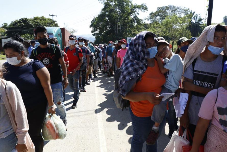 Una caravana de unos 600 migrantes, en su mayoría nicaragüenses, hondureños, y...