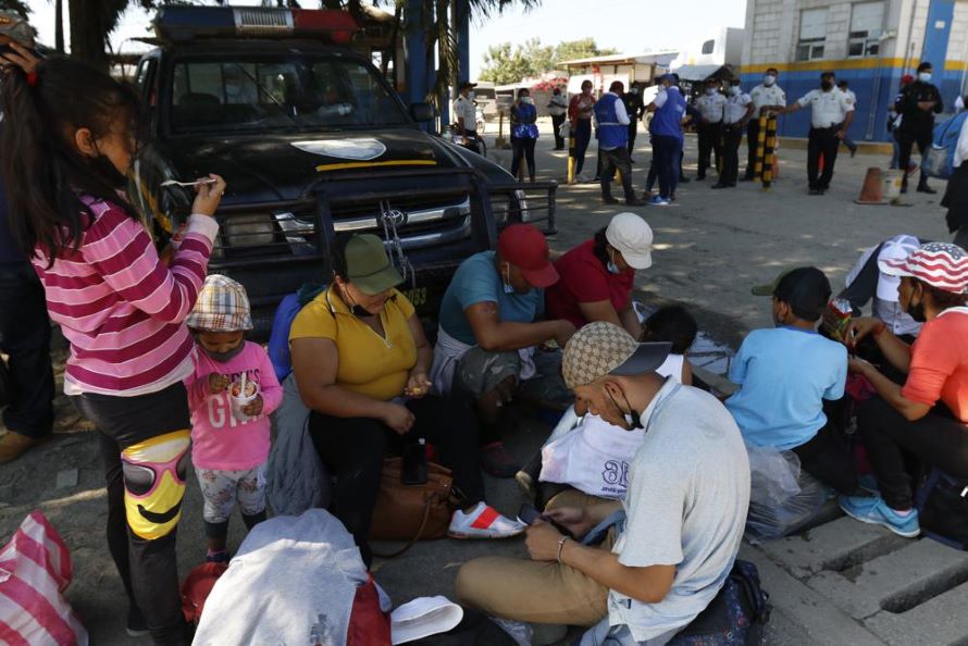 El gobierno guatemalteco informó que 36 personas fueron deportadas a Honduras porque no...