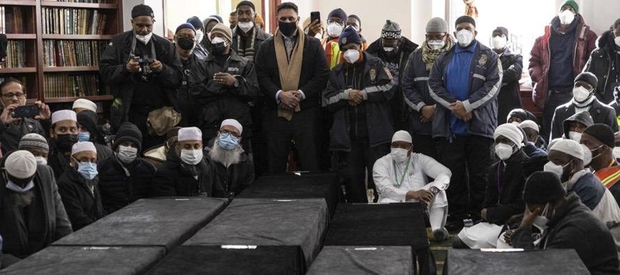 El funeral en masa del domingo en el Centro Cultural Islámico puso fin a una semana de...