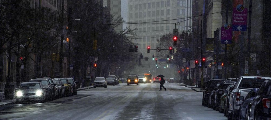 Se esperaba que cayeran unos 30 centímetros (un pie) de nieve en zonas en Nueva Inglaterra,...