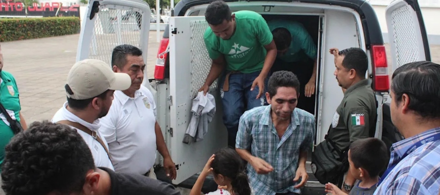 Los agentes abrieron las puertas traseras del camión y se encontraron a los migrantes...